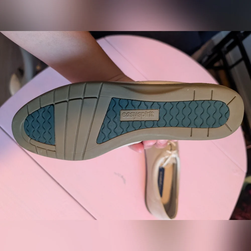 easy Spirit Cream Colored Loafers/Sneakers‎ Women's Cream Lace-Up Size 9